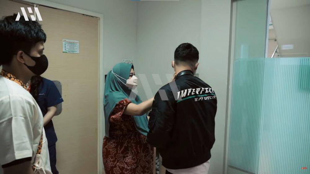 Azriel temani Aurel Hermansyah melahirkan (YouTube.com/AH/)