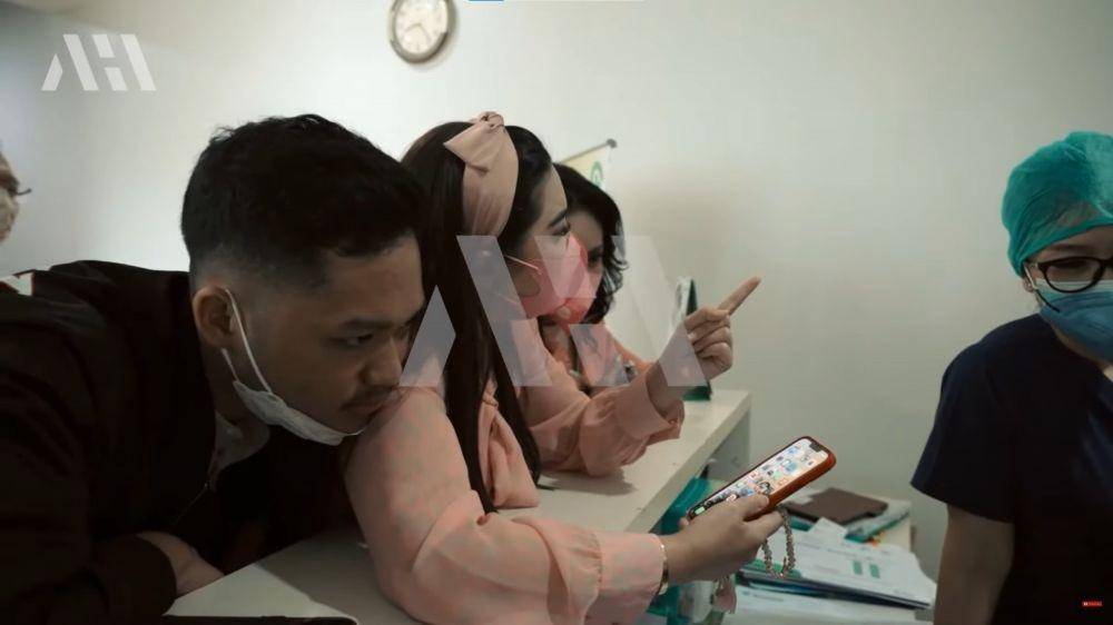 Azriel temani Aurel Hermansyah melahirkan (YouTube.com/AH/)