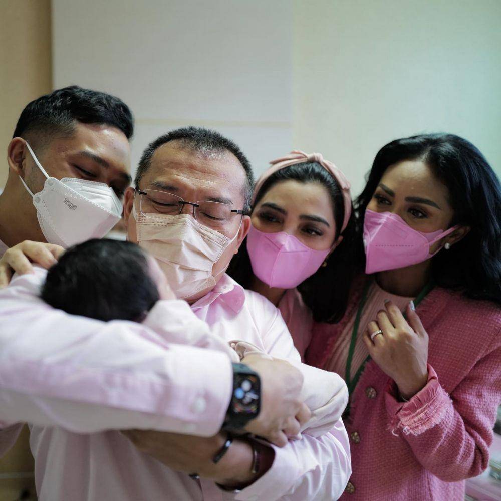 Azriel temani Aurel Hermansyah melahirkan (Instagram.com/krisdayantilemos/)