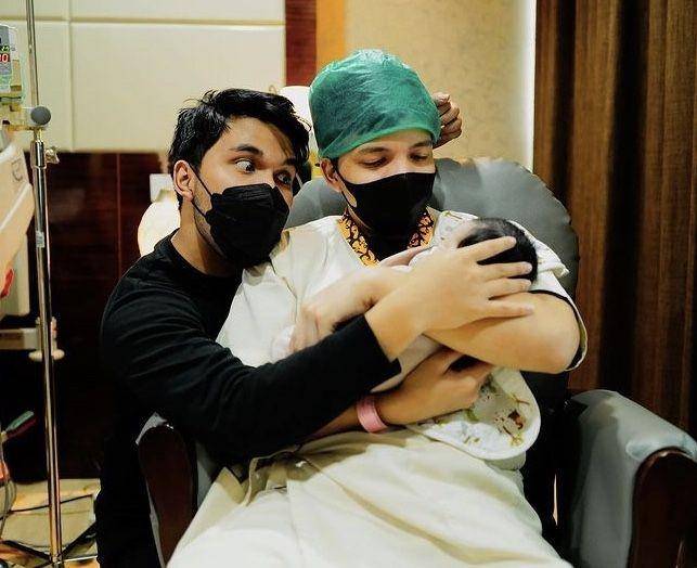 Atta gendong bayi (Youtube.com/AH)