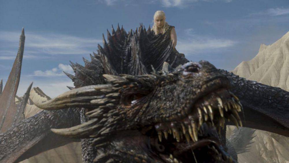 Daenerys Targaryen dan naganya dalam serial Game of Thrones (watchersonthewall.com)