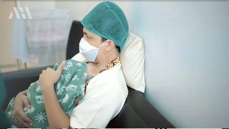 Atta gendong bayi (Youtube.com/AH)