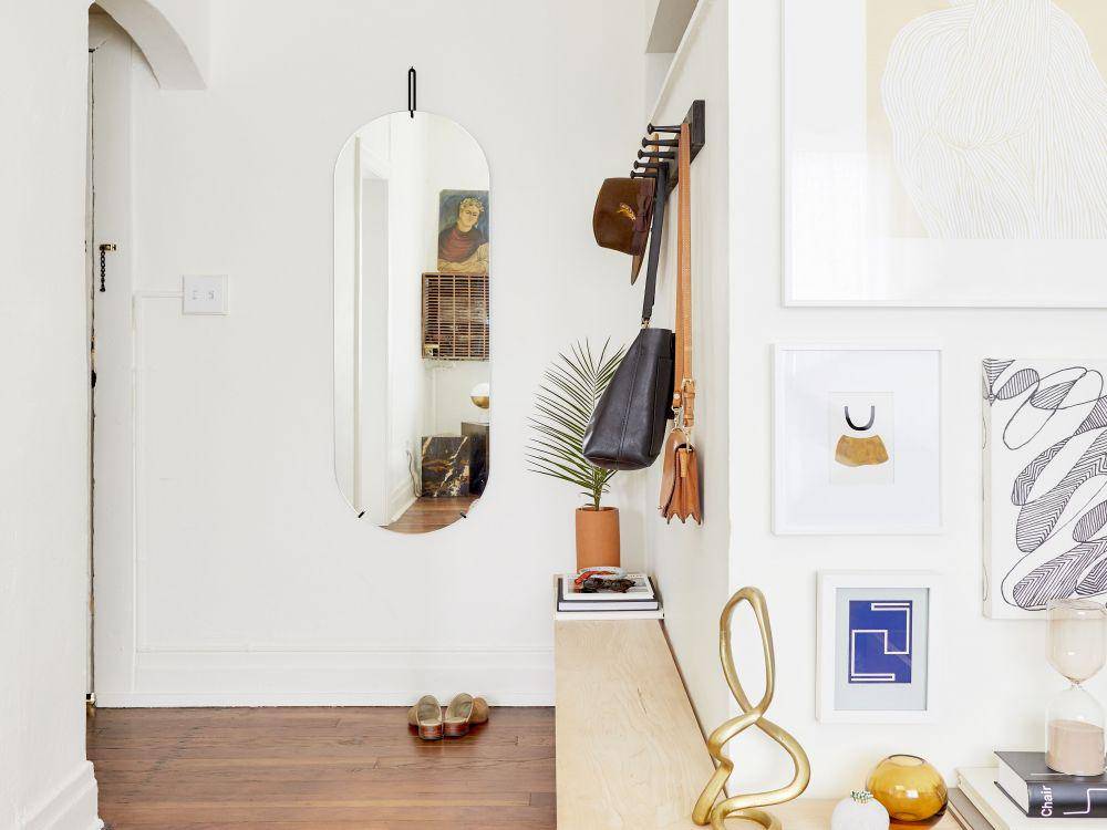 ilustrasi gantungan di koridor rumah (mydomaine.com)