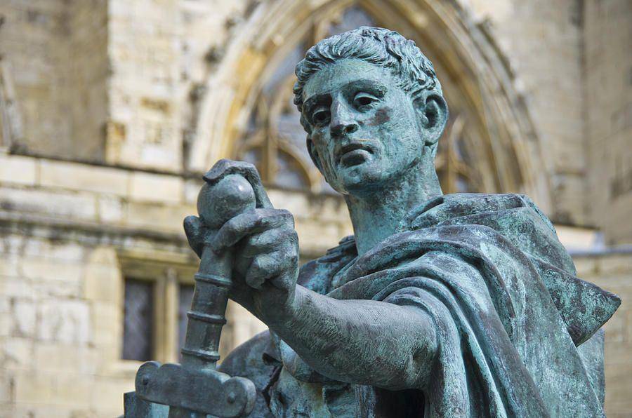 patung Kaisar Constantine di luar York Minster, York, Inggris. (fineartamerica.com/Ross G Strachan)