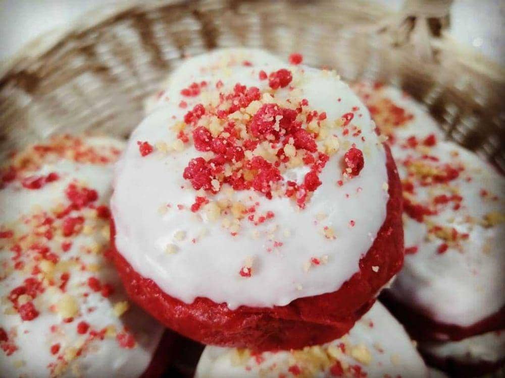 Donat red velvet (instagram.com/dhuhas_dough)