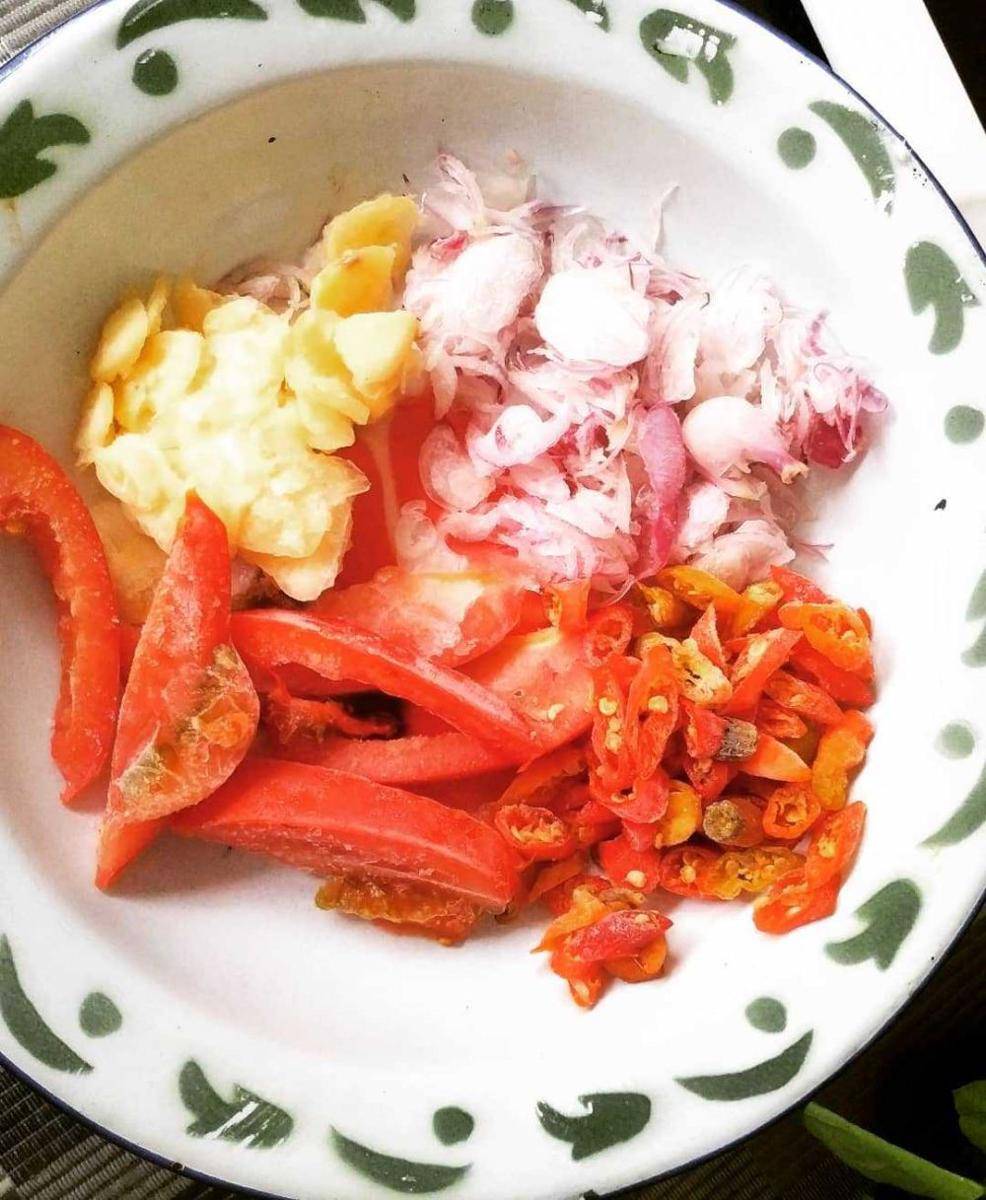 Menyiapkan bumbu (instagram.com/dian.honassan)