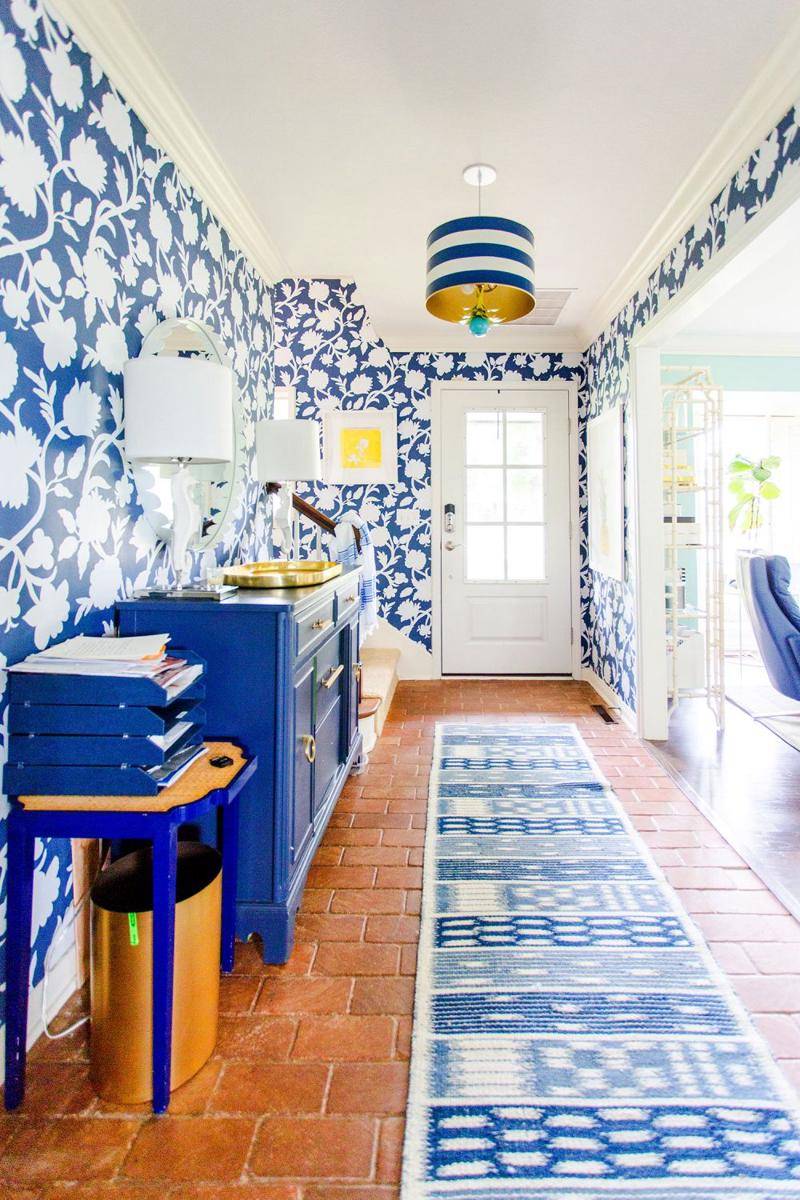 ilustrasi pemasangan wallpaper di koridor rumah (goodhousekeeping.com)