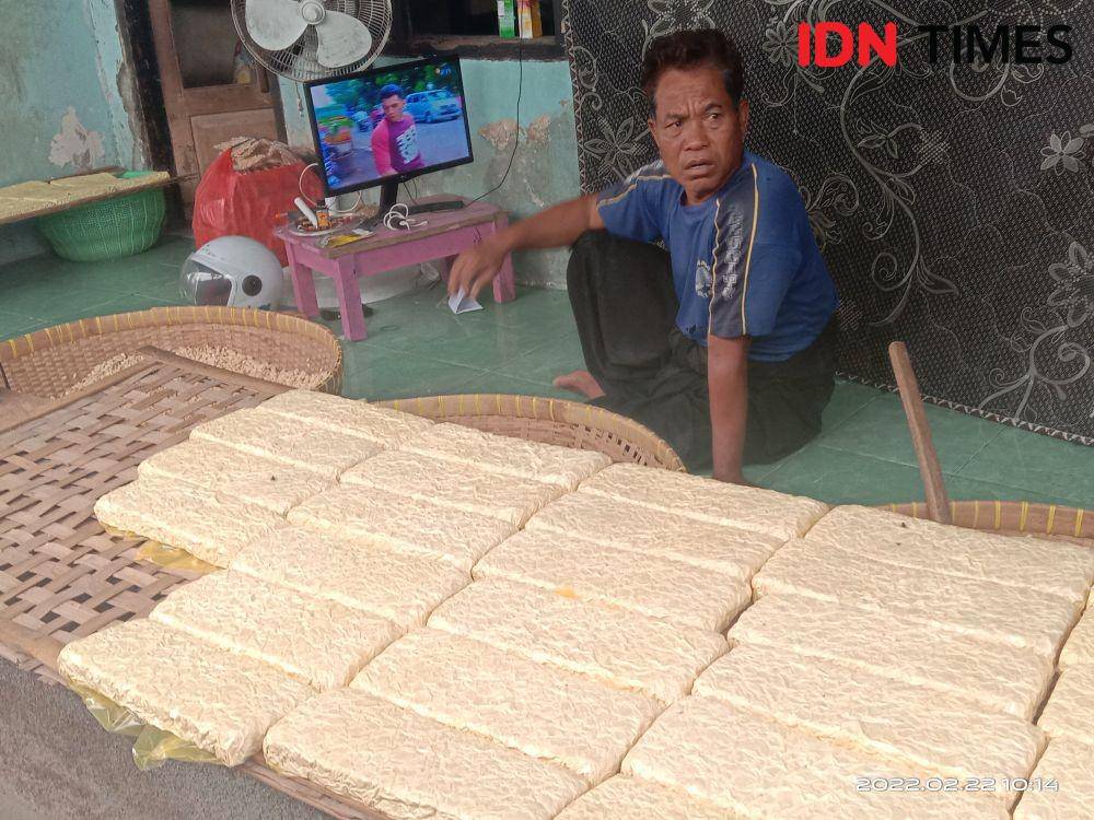 Perajin tahu dan tempe di Lingkungan Kekalik Kijang Kelurahan Kekalik Jaya Kecamatan Sekarbela Kota Mataram Suparmin mengeluhkan mahalnya harga kedelai (IDN Times/Muhammad Nasir)