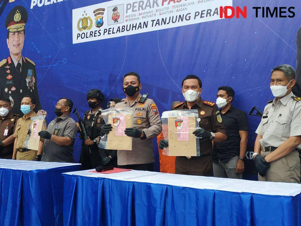 Polres Pelabuhan Tanjung Perak Surabaya saat ungkap kasus mafia tanah, Selasa (22/2/2022). (IDN Times/Khusnul Hasana)