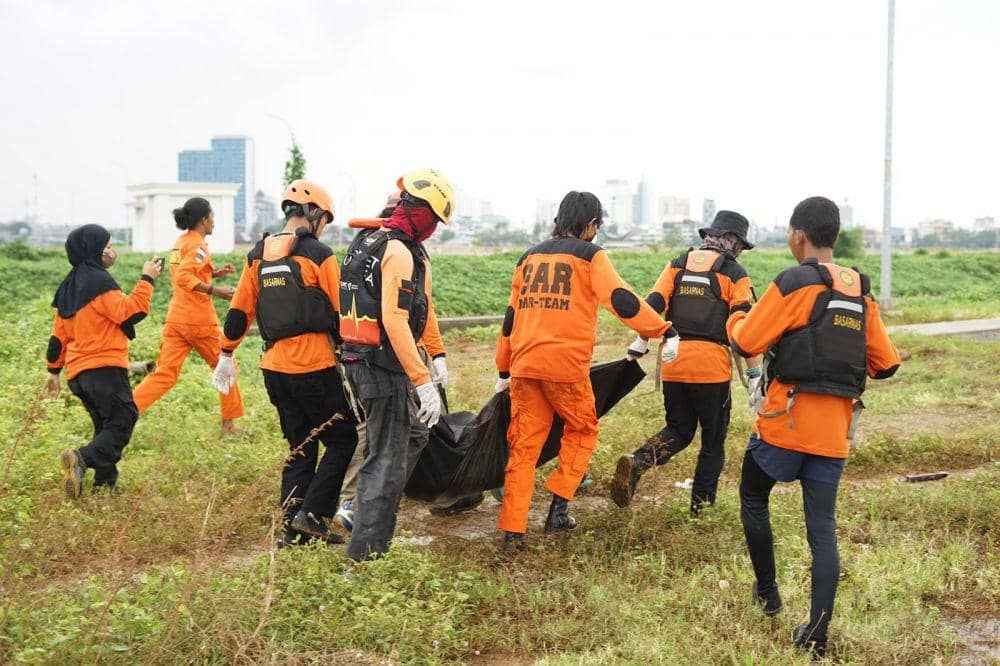 Proses evakuasi korban kecelakaan kapal di Makassar (Dok. Basarnas Sulsel)