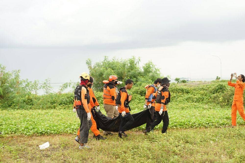 Proses evakuasi korban kecelakaan kapal di Makassar (Dok. Basarnas Sulsel)