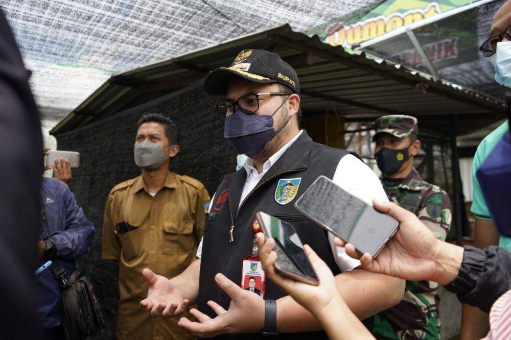 Bupati Kediri Hanindhito Himawan Pramono mengunjungi kelompok Tani Muda Melo Hydro di Desa Ngadiluwih, Kecamatan Ngadiluwih, Senin (21/2/2022). (Dok. Pemkab Kediri)