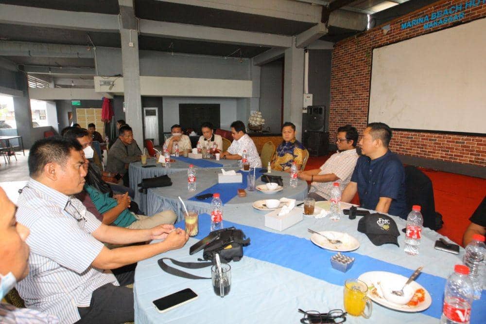 Bakal Calon Ketua KONI Sulsel 2022 Yasir Machmud dalam rapat internal timnya. (Istimewa)