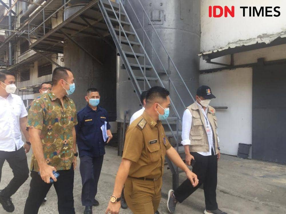 Sebanyak 32 ribu dus atau sekitar 345.600 ribu liter minyak goreng ditemukan berada di sebuah gudang penyimpanan CV. Sinar Laut. (IDN Times/Tama Yudha Wiguna)