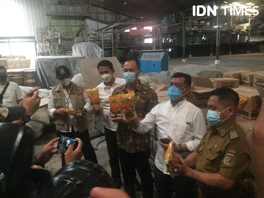 Sebanyak 32 ribu dus atau sekitar 345.600 ribu liter minyak goreng ditemukan berada di sebuah gudang penyimpanan CV. Sinar Laut. (IDN Times/Tama Yudha Wiguna)