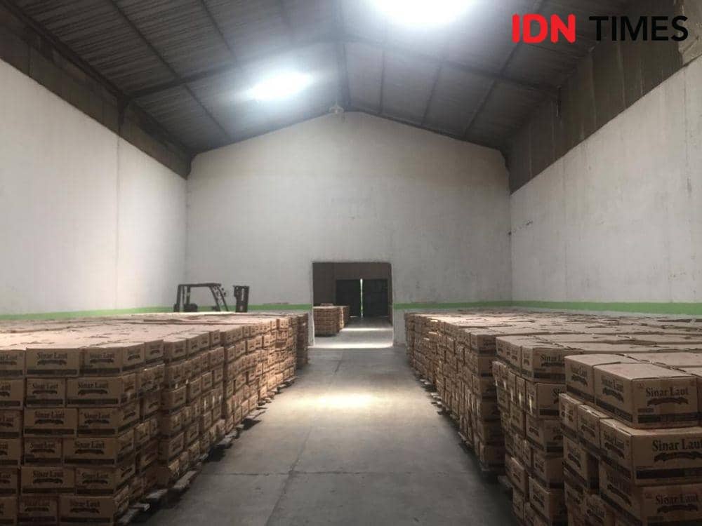 Sebanyak 32 ribu dus atau sekitar 345.600 ribu liter minyak goreng ditemukan berada di sebuah gudang penyimpanan CV. Sinar Laut. (IDN Times/Tama Yudha Wiguna)