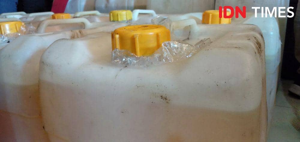 Awas! Minyak Goreng Oplosan, Dibuat Dari Air Comberan Campur Pewarna