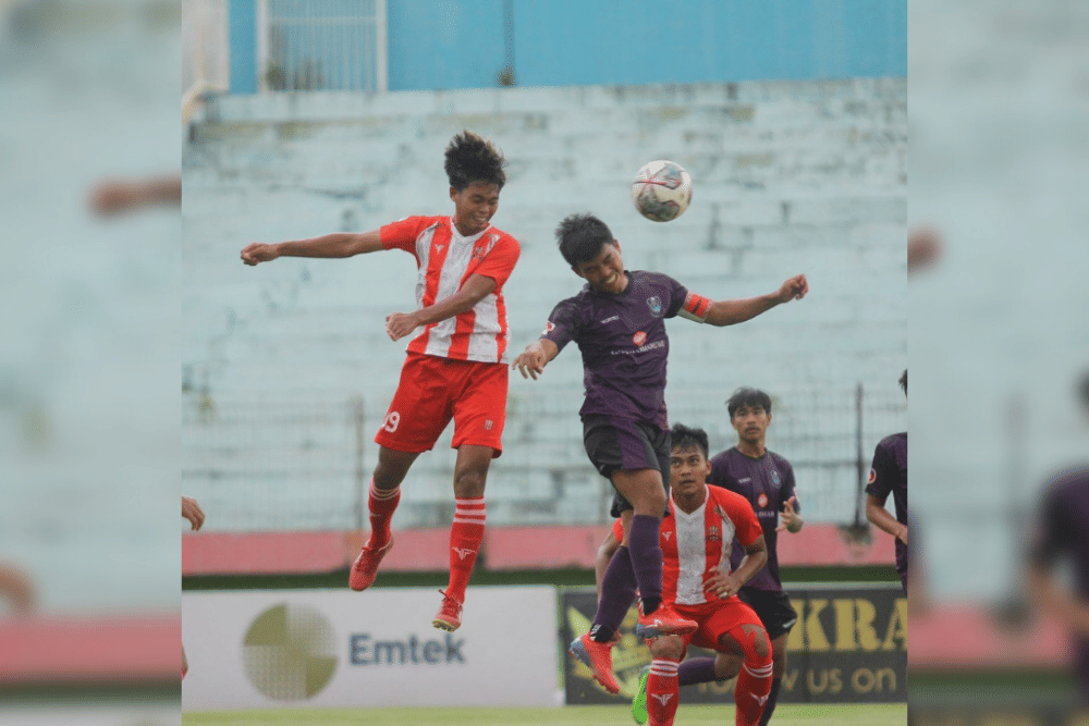 Bek Gasma Enrekang Sulqadri (kanan) berusaha memotong sundulan winger Deltras FC Sidoarjo Risal Amin (kiri) dalam laga matchday ketiga Grup V babak 32 besar Putaran Nasional Liga 3 2021/22 di Stadion Gelora Delta Sidoarjo, Selasa 22 Februari 2022. (Instagram.com/deltrasfcofficial)