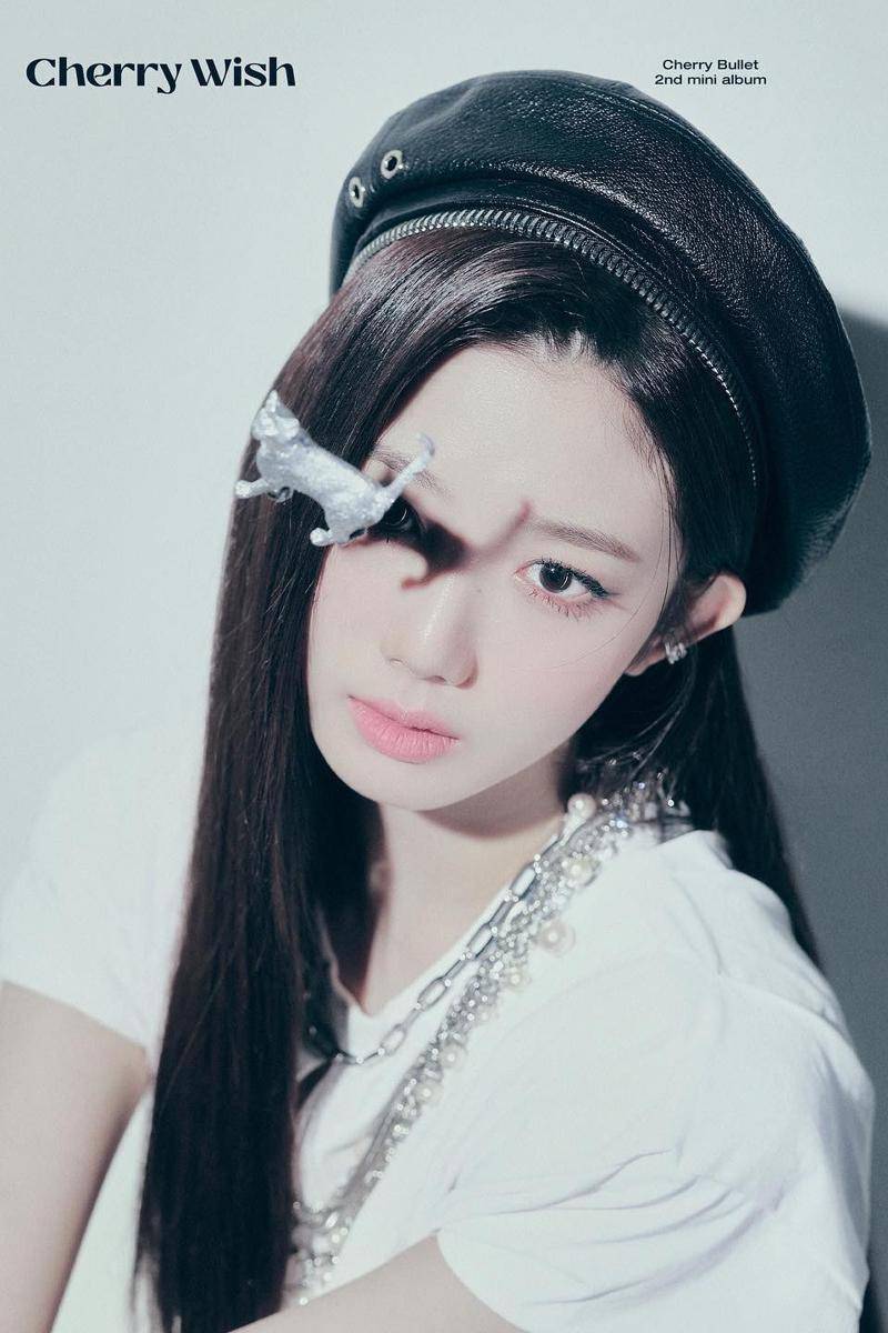 Yu Ju di concept photo mini album Cherry Wish (instagram.com/cherrybullet)