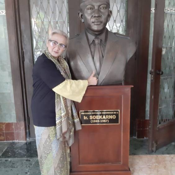 Yati Surachman (instagram.com/yatiesurachmanreal)