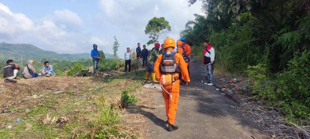 Tim SAR mencari korban hilang saat memancing.