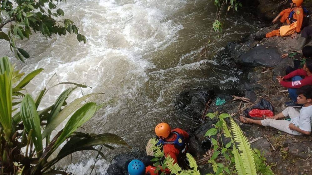 Tim SAR mencari korban hilang saat memancing.