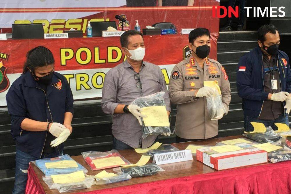 Polda Metro ungkap kasus pengeroyokan dengan korban Ketua Umum KNPI Haris Pertama. (IDN Times/Irfan Fathurohman)