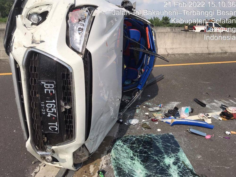 Outlander Tabrak Mobilio di Jalan Tol Lampung, Mobil Ringsek Parah!