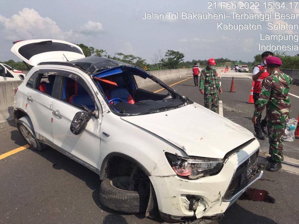 Kecelakaan Mitsubishi Outlander warna putih plat nomor kendaraan BE 1654 TC dan Honda Mobilio plat nomor kendaraan BE 1172 AML di KM 58+400 Jalur A di Jalan Tol Ruas Bakauheni – Terbanggi Besar (Bakter), Senin, (21/2/2022). (Dok. Hutama Karya).