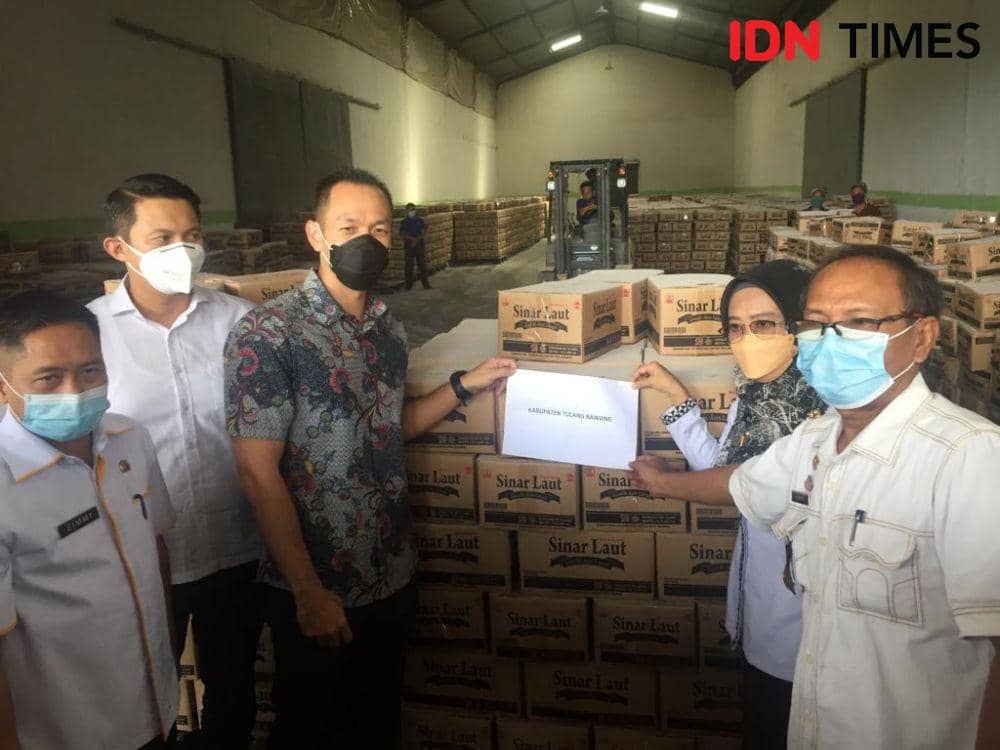Temuan minyak goreng kemasan sebanyak 32 ribu dus atau sekitar 345.600 liter di gudang penyimpanan CV. Sinar Laut, Jalan Soekarno Hatta, Bandra Lampung. (IDN Times/Tama Yudha Wiguna)
