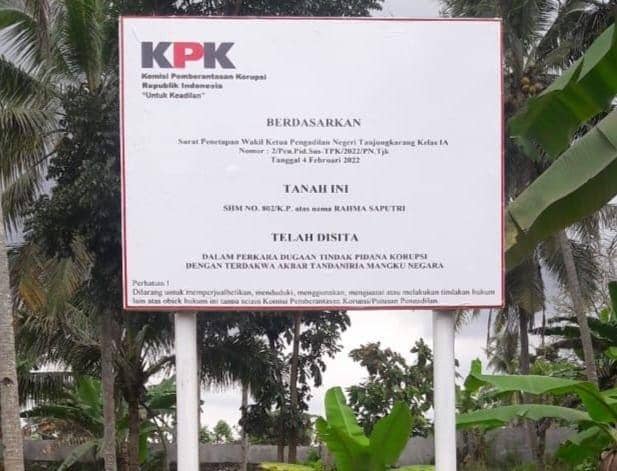 KPK RI memasang plang penyitaan pada 4 bidang tanah milik terdakwa kasus fee proyek PUPR Pemkab Lampung Utara, Akbar Tandaniria Mangkunegara. (IDN Times/Istimewa)