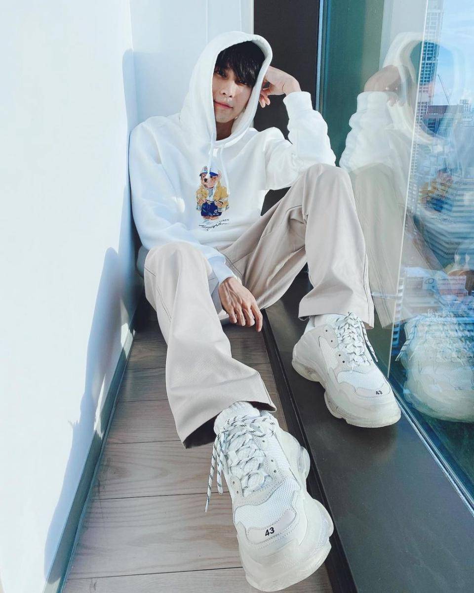 mix and match chunky sneakers ala Mew Suppasit (instagram.com/mewsuppasit)