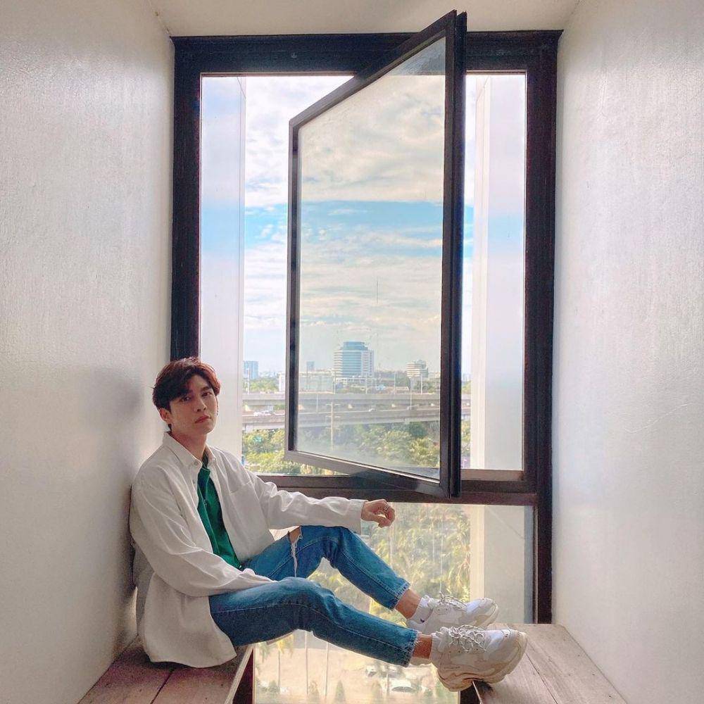 mix and match chunky sneakers ala Mew Suppasit (instagram.com/mewsuppasit)