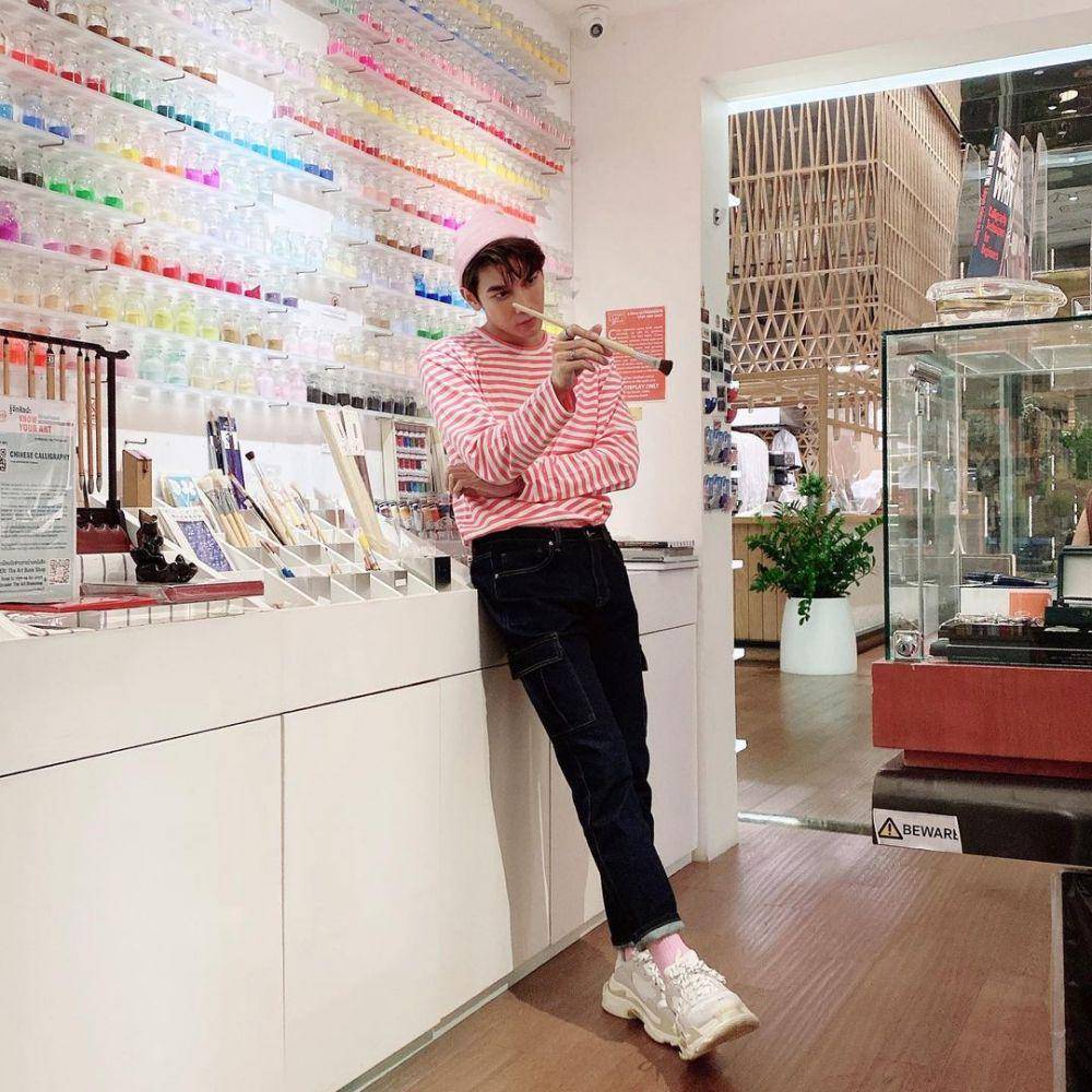 mix and match chunky sneakers ala Mew Suppasit (instagram.com/mewsuppasit)
