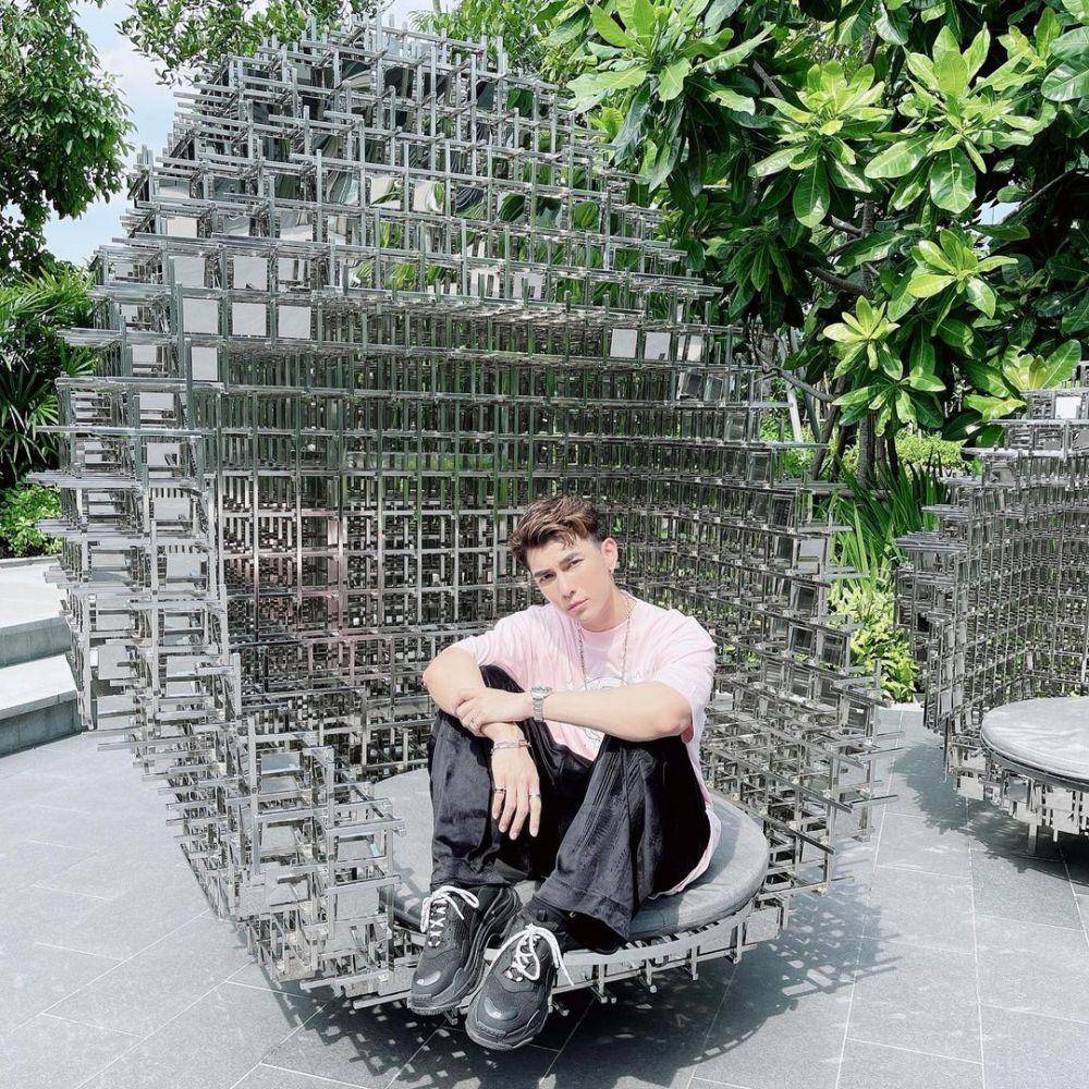 mix and match chunky sneakers ala Mew Suppasit (instagram.com/mewsuppasit)