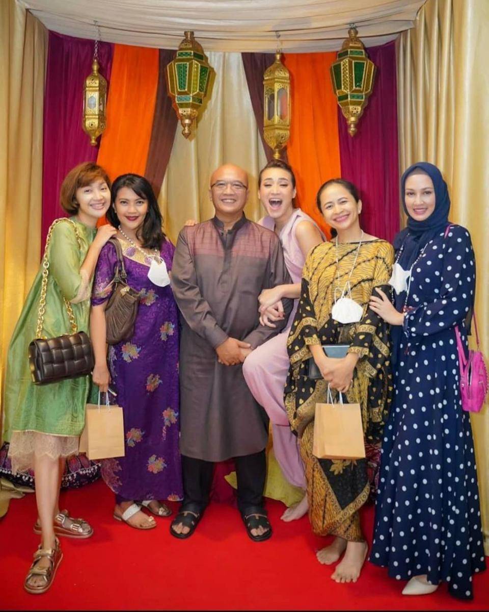 Gaya kondangan Dina Lorenza. (instagram.com/dinalorenza1975)