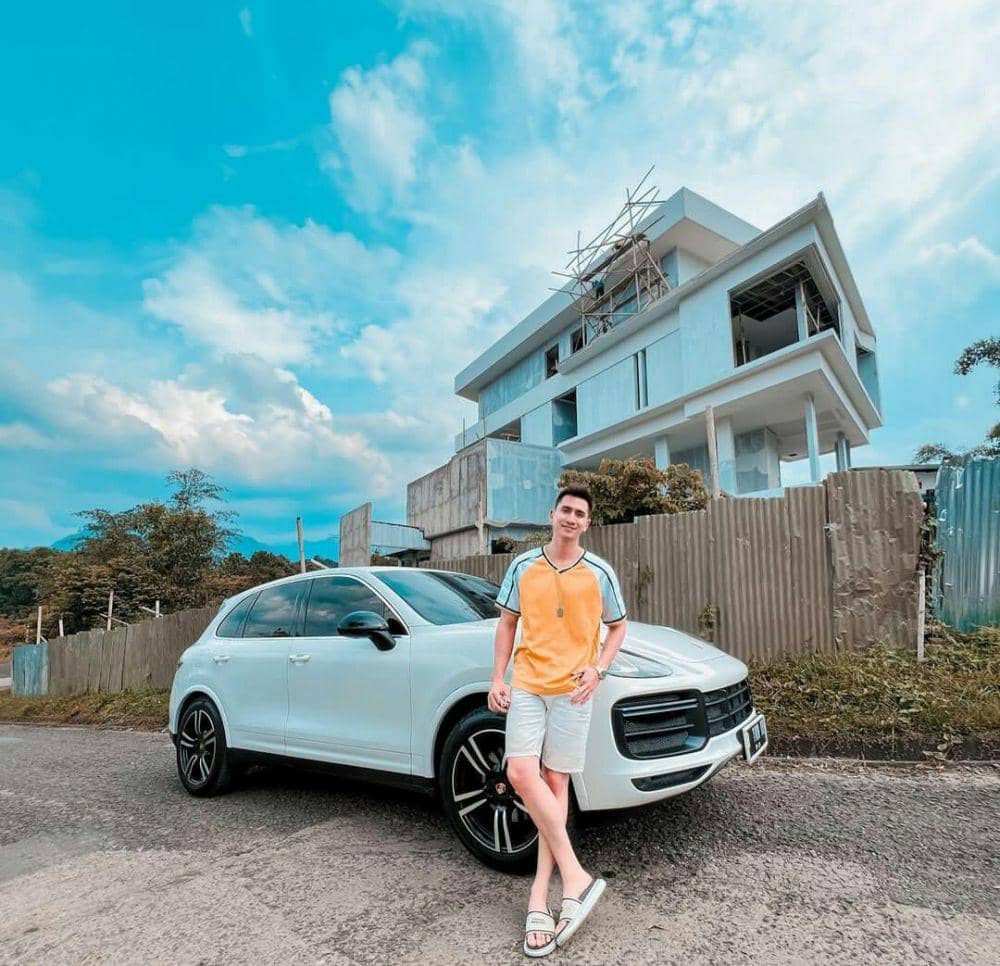 potret artis berlatar rumah mewahnya yang belum jadi (instagram.com/bramastavrl)