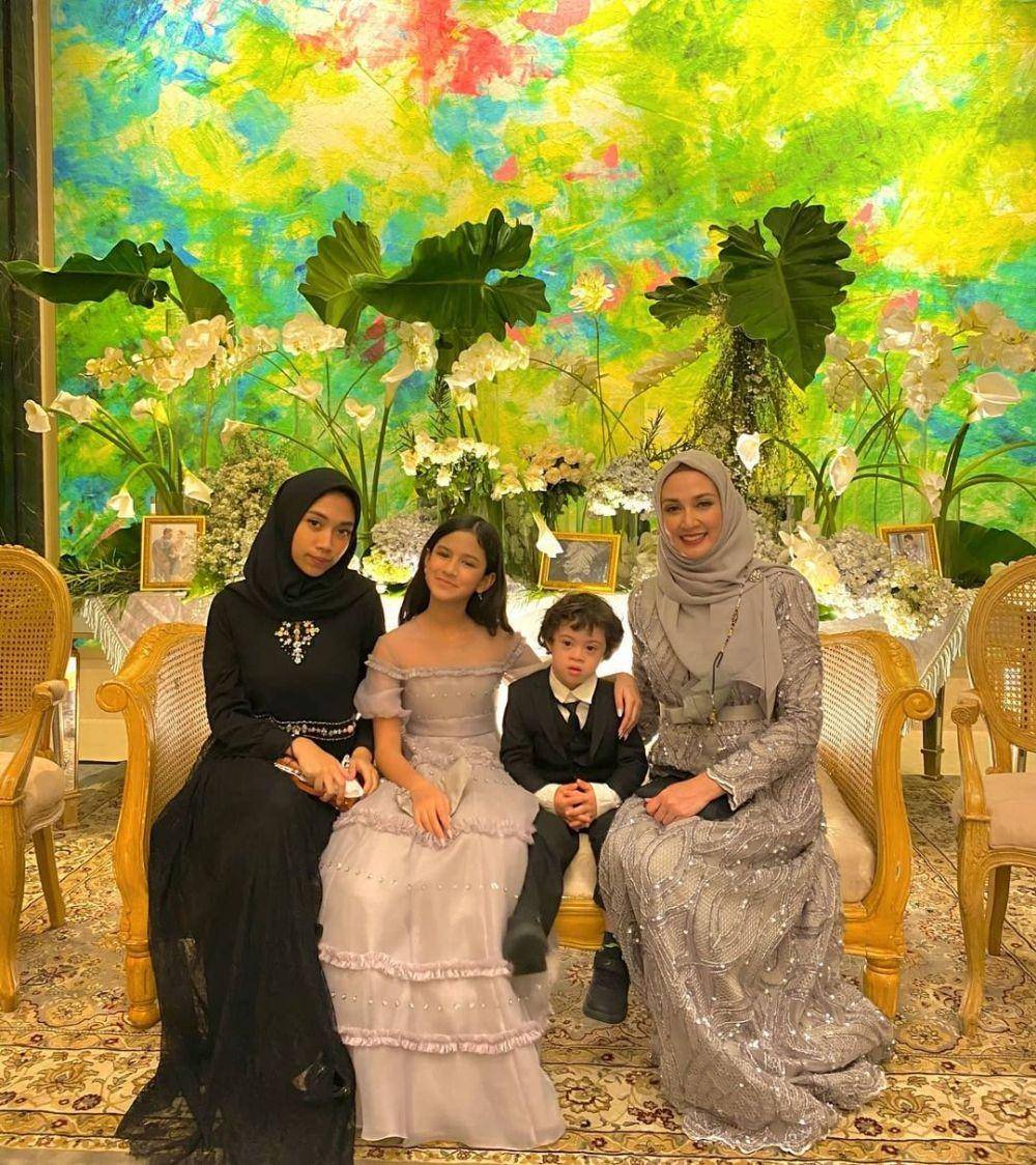 Gaya kondangan Dina Lorenza. (instagram.com/dinalorenza1975)