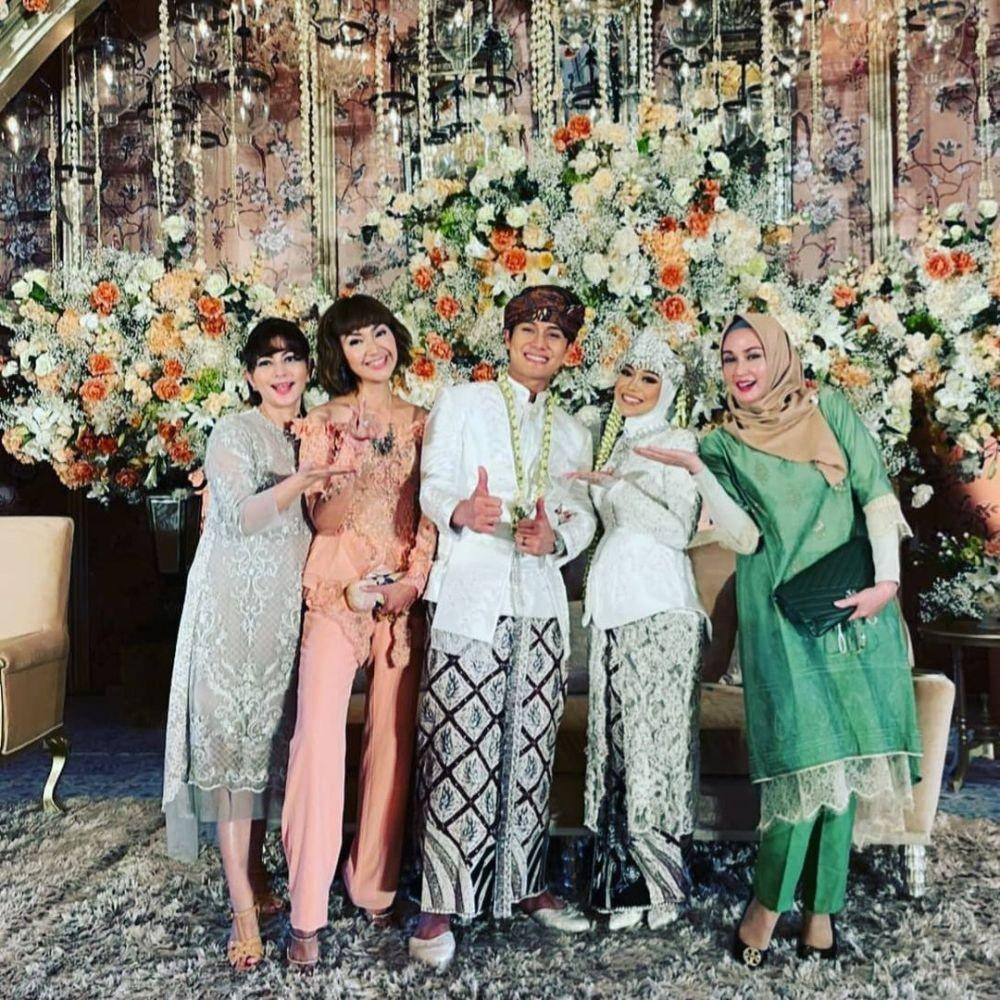 Gaya kondangan Dina Lorenza. (instagram.com/dinalorenza1975)