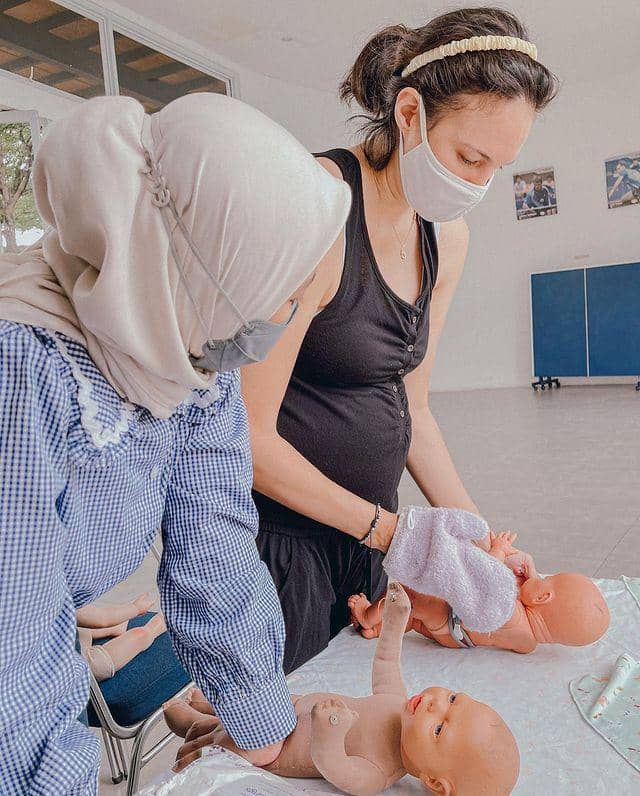 potret Nadine latihan merawat bayi (instagram.com/jamilatus.sadiyah)