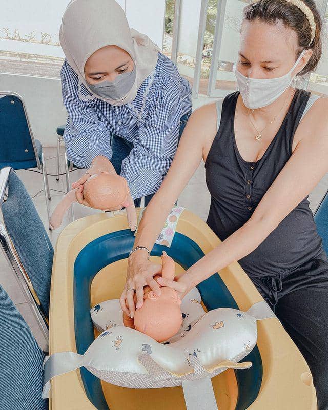potret Nadine latihan merawat bayi (instagram.com/jamilatus.sadiyah)