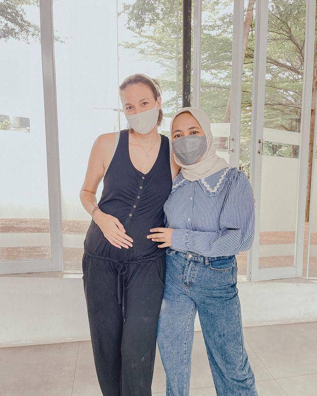 potret Nadine latihan merawat bayi (instagram.com/jamilatus.sadiyah)