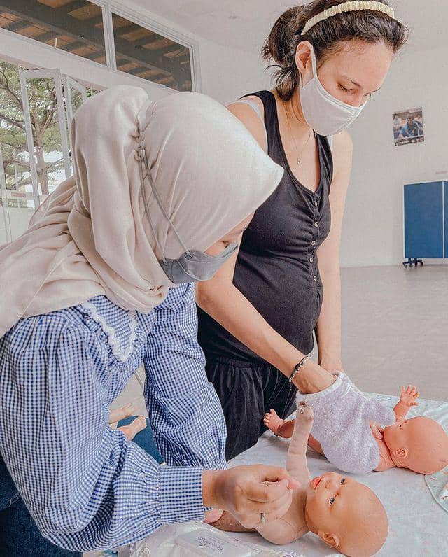 potret Nadine latihan merawat bayi (instagram.com/jamilatus.sadiyah)