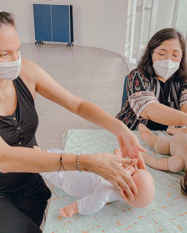 potret Nadine latihan merawat bayi (instagram.com/jamilatus.sadiyah)