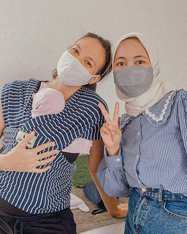 potret Nadine latihan menggendong bayi (instagram.com/jamilatus.sadiyah)