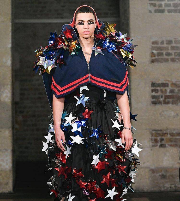 Koleksi outfit Matty Bovan (Instagram.com/londonfashionweek)