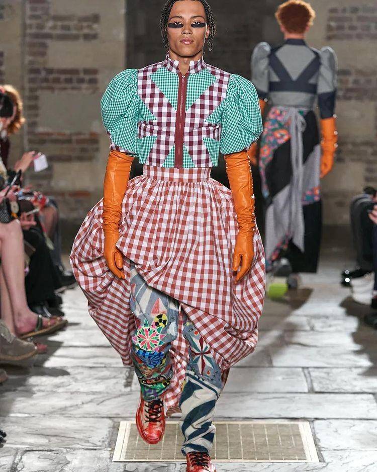 Koleksi outfit Matty Bovan (Instagram.com/acjournal)