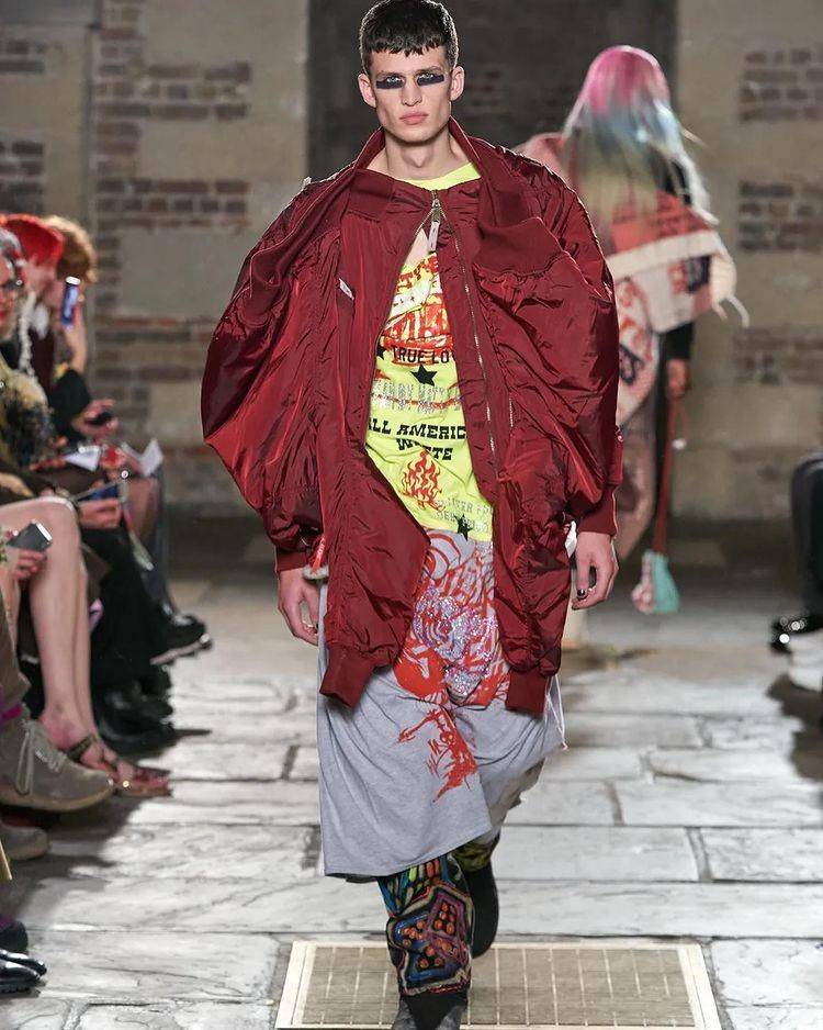 Koleksi outfit Matty Bovan (Instagram.com/acjournal)