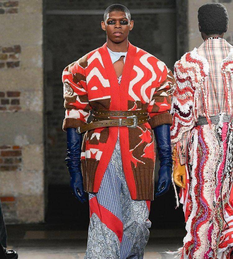 Koleksi outfit Matty Bovan (Instagram.com/londonfashionweek)