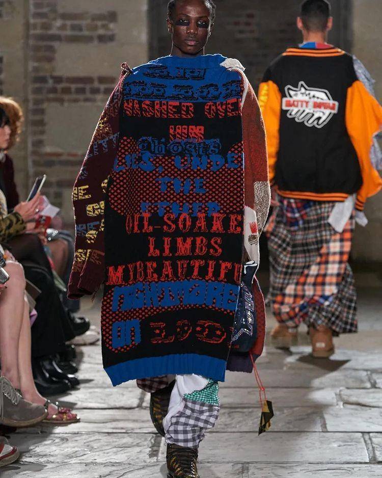 Koleksi outfit Matty Bovan (Instagram.com/acjournal)
